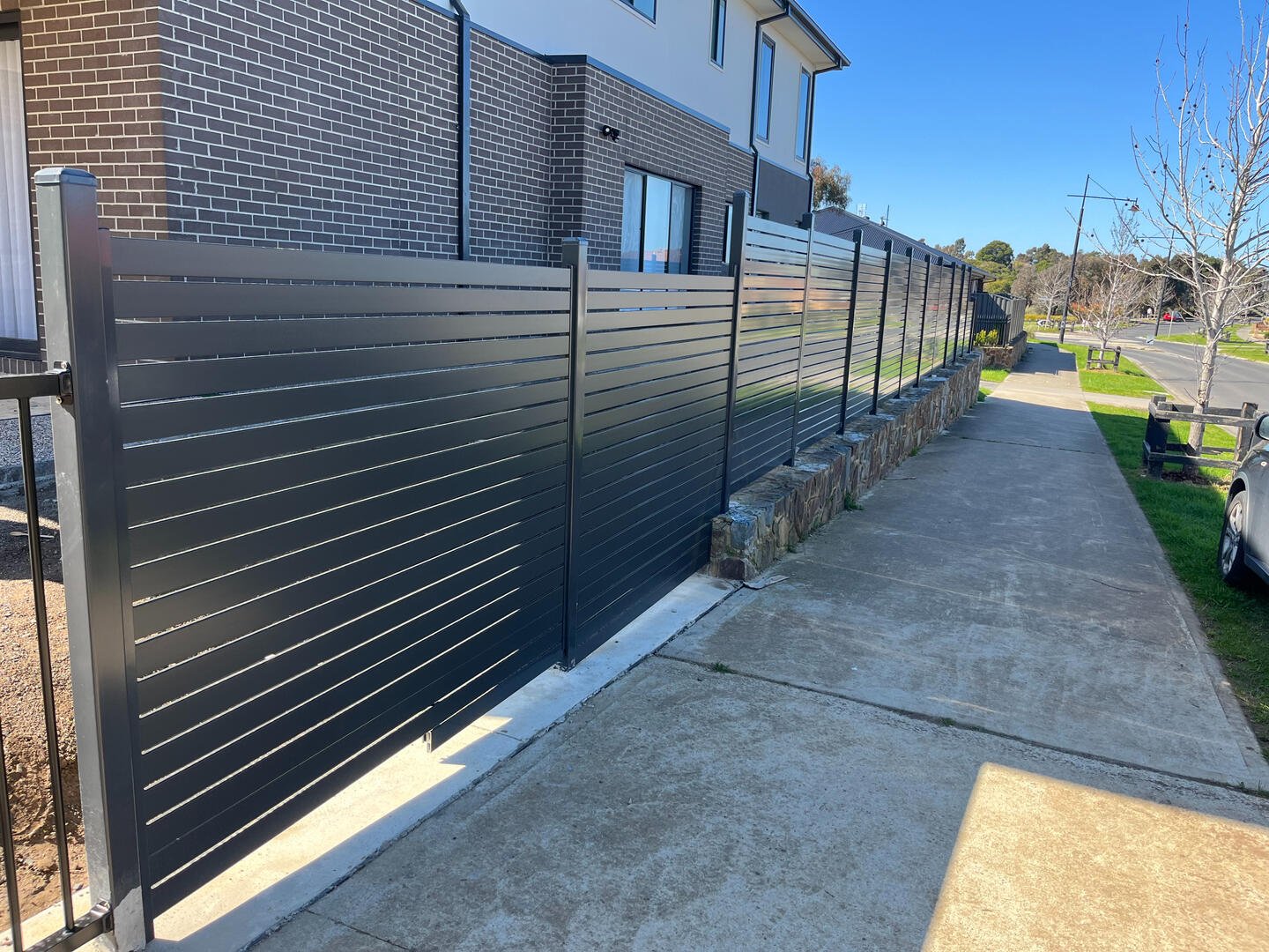 1.8m high aluminium slat privacy fence with 10mm spacing completed in Pakenham. 30m long aluminium slat front fence completed in Pakenham featuring 1.8m high privacy screening with 10mm gaps for a modern architectural look and improved street privacy.