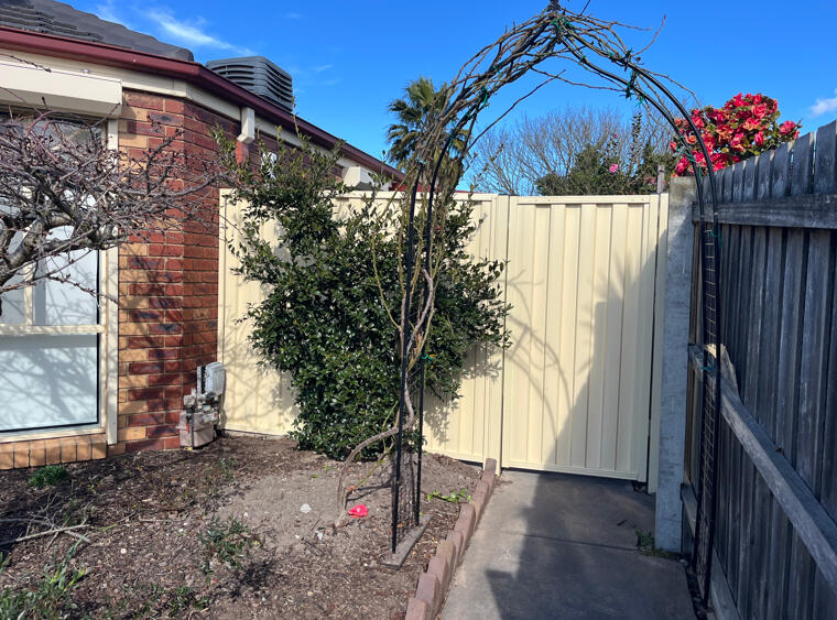 Black vertical aluminium slat gate and side privacy fence installed for a modern new home. 1.8m high black aluminium slat privacy fence and premium side gate completed for a modern home in Cranbourne North