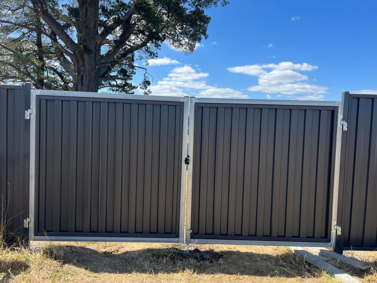 Heavy-duty Colorbond double gates installed for a commercial property in Longwarry. Heavy-duty commercial Colorbond double driveway gates completed in Longwarry to provide secure truck access, improved site security and durable industrial property access control.