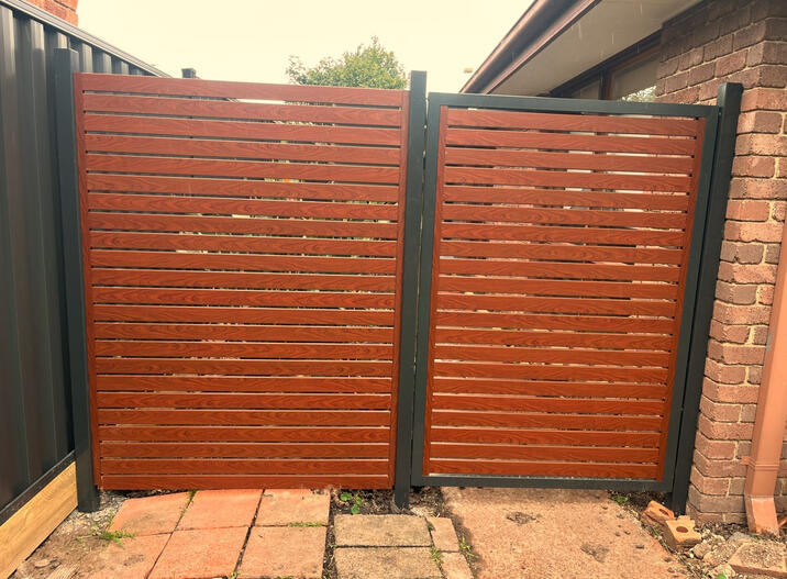 Slat Aluminium Gate - Narre Warren South Aluminium slat gate installed in Monument and wood colours, installed in 1 day.