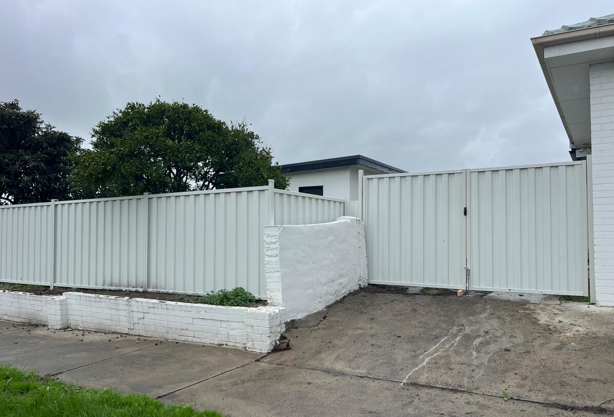 Premium Colorbond Fence - Beaconsfield Premium Colorbond fence installed with decorative panels and aluminium sleepers, installed in 2 days.